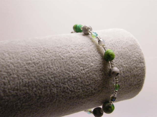 Perles Vert/Blanc et Blanc/Noir/Marron